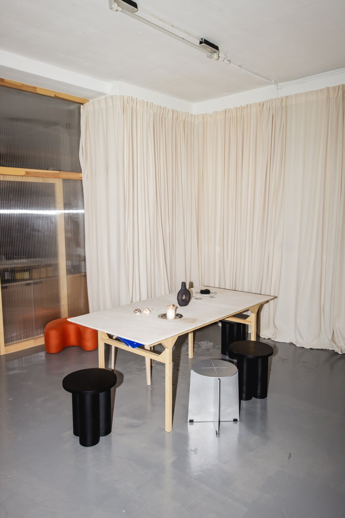 From intimate dinners to lavish feasts, modern dining room inspiration is just a few clicks away. Browse round & rectangular tables, benches, chairs, bar trolleys, and bar stools for japandi or minimalist spaces. Suitable for small and spacious homes.