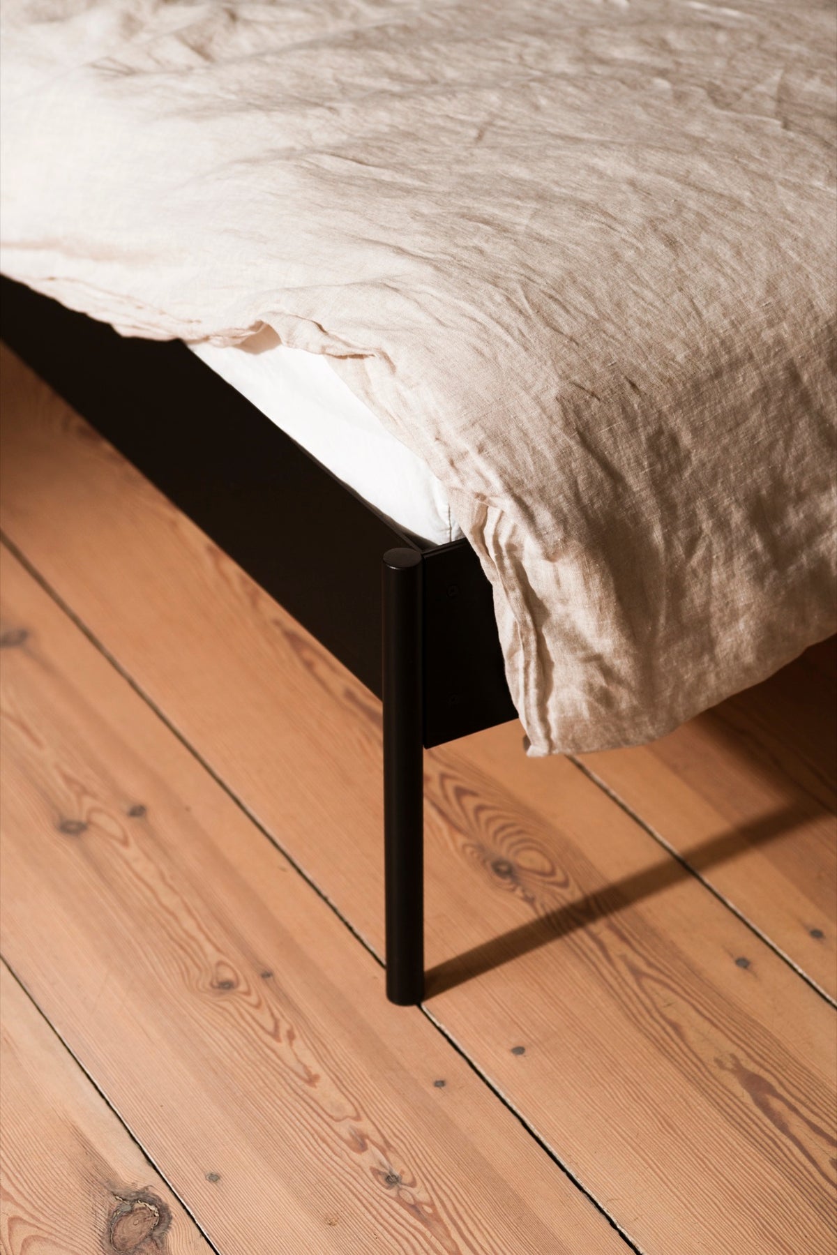 Sleep in style with our modern bedroom furniture designed to elevate your space and enhance your rest. Get inspired by cozy and aesthetic bedroom ideas featuring beds with headboards, bedside tables, benches, ambient lighting, and more.